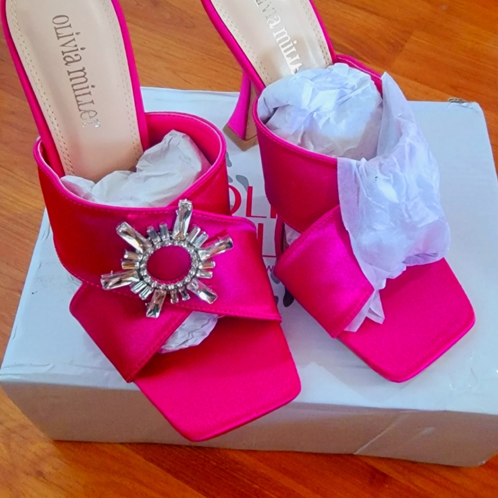 Olivia Miller women's shoes 6.5 , fuccia, New in box
